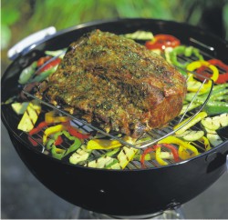 Im WEBER-Zubeh&ouml;rprogramm gibt es den praktischen Bratenkorb